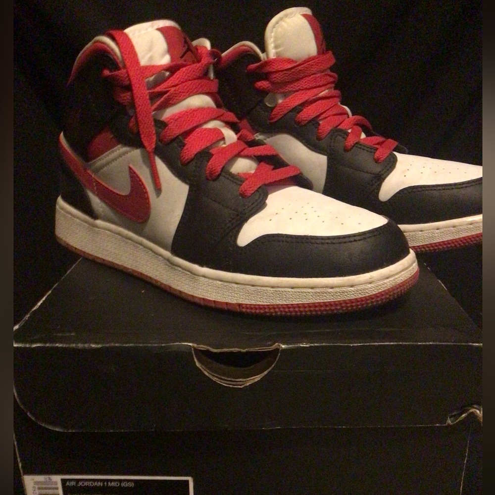 Big kids Jordan 1 Mid Very Berry (GS) - Picture 7 of 9